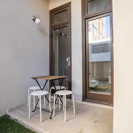 Unique: 1br W/ Private Patio By Lovelystay