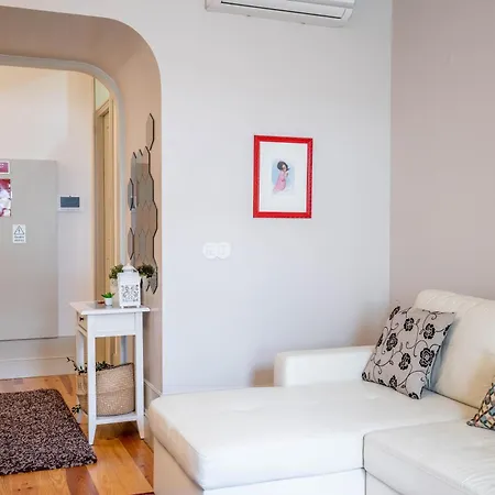 Unique: 1br W/ Private Patio By Lovelystay Porto